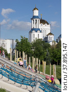 Детская площадка для воркаута в Парке света в Бибиреве. Москва (2022 год). Редакционное фото, фотограф Елена Орлова / Фотобанк Лори