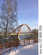 Bugrinskij bridge across the Ob river in winter - vertically. Стоковое фото, фотограф ArhSib / Фотобанк Лори