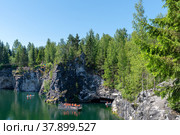 Водные прогулки на платформе и лодках в мраморном каньоне. Горный парк «Рускеала». Республика Карелия (2022 год). Редакционное фото, фотограф Румянцева Наталия / Фотобанк Лори