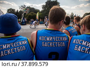 Молодые люди играют в уличный баскетбол в парке Музеон во время фестиваля в честь празднования Дня молодежи в городе Москве, Россия (2022 год). Редакционное фото, фотограф Николай Винокуров / Фотобанк Лори