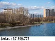 Large (Bolshoi) Ochakov Pond overlooking Ozernaya Street in early spring, Western Administrative District, Moscow, Russia (2020 год). Стоковое фото, фотограф Алексей Антипов / Фотобанк Лори