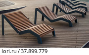 Sun loungers on platform on Large (Bolshoi) Ochakov Pond, Moscow, Russia (2020 год). Стоковое фото, фотограф Алексей Антипов / Фотобанк Лори