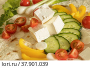 Мягкий сыр со свежими нарезанными кусочками помидорами черри и огурца, болгарским перцем, петрушкой, со свежим зеленым луком и лаваше. Стоковое фото, фотограф Диана Гарифуллина / Фотобанк Лори