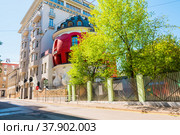 Дом-яйцо на улице Машкова. Солнечный весенний день. Москва (2022 год). Редакционное фото, фотограф E. O. / Фотобанк Лори