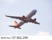 Airline EasyJet plane takes off from the runway at Barcelona El Prat airport. Board number HB-JXR (2020 год). Редакционное фото, фотограф Яков Филимонов / Фотобанк Лори