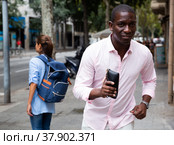 Man running away with stolen wallet. Стоковое фото, фотограф Яков Филимонов / Фотобанк Лори