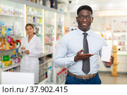 African american male chooses capsules for rubbing, restoring hair follicles on the head. Стоковое фото, фотограф Яков Филимонов / Фотобанк Лори