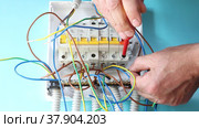 Assembly of consumer unit with fuse box and circuit breakers in home electrical network. Стоковое видео, видеограф Владимир Григорьев / Фотобанк Лори