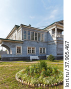IRKUTSK, RUSSIA - July 06, 2019: Patio with flower bed at the wooden manor S.G. Volkonsky or Volkonsky House. Irkutsk Historical Memorial Museum of the Decembrists. Редакционное фото, фотограф Виктория Катьянова / Фотобанк Лори