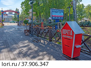Почтовый ящик с надписью «Почта Деда Мороза» и табло с обратным отсчетом дней, часов, минут и секунд до Нового года 2023.. Платформа «Морозная». Передвижная резиденция «Поезд Деда Мороза» рядом с железнодорожной станцией Сортавала (2022 год). Редакционное фото, фотограф Румянцева Наталия / Фотобанк Лори