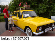 Люди осматривают автомобиль Москвич ИЖ 2151 на выставка советских автомобилей на Воробьевых горах в городе Москве, Россия (2022 год). Редакционное фото, фотограф Николай Винокуров / Фотобанк Лори