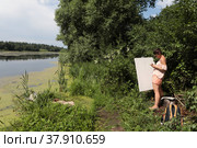 Художник Рина Гри на пленэре в Софрино (2022 год). Редакционное фото, фотограф Дмитрий Неумоин / Фотобанк Лори