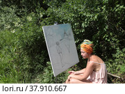 Художник Рина Гри на пленэре в Софрино (2022 год). Редакционное фото, фотограф Дмитрий Неумоин / Фотобанк Лори