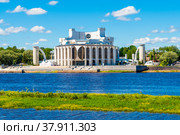 Здание Новгородского академического театра драмы имени Ф. М. Достоевского со стороны реки Волхов. Великий Новгород. Россия (2022 год). Редакционное фото, фотограф E. O. / Фотобанк Лори