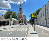 Москва, улица Пятницкая летом. Храм с колокольней Живоначальной Троицы в Вишняках (2022 год). Редакционное фото, фотограф Овчинникова Ирина / Фотобанк Лори