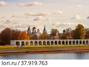 Beautiful autumn view of Yaroslav's Court. Novgorod Veliky, Russia (2013 год). Стоковое фото, фотограф Юлия Бабкина / Фотобанк Лори