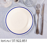 Empty plate and serving pieces on table. Стоковое фото, фотограф Яков Филимонов / Фотобанк Лори