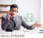 Helpdesk operator talking on phone in office. Стоковое фото, фотограф Elnur / Фотобанк Лори