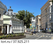 Москва, Пятницкая улица, 66. Главный дом усадьбы 19 века. Теперь бар "Небар (2022 год). Редакционное фото, фотограф Овчинникова Ирина / Фотобанк Лори