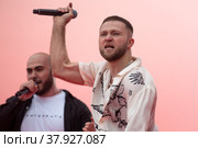 Певцы Вахтанг (слева) и Андрей Гризли (справа)  во время выступления на концерте в рамках торжественной церемонии финиша международного ралли "Шелковый путь" в "Лужниках" города Москвы, Россия (2022 год). Редакционное фото, фотограф Николай Винокуров / Фотобанк Лори