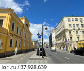 Пятницкая улица летом, дома 47 строение 1 и 46. Россия, город Москва (2022 год). Редакционное фото, фотограф Овчинникова Ирина / Фотобанк Лори