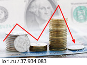 Падение российского рубля по отношению к доллару, стопка монет с понижающим графиком. Стоковое фото, фотограф Сергей Чайко / Фотобанк Лори