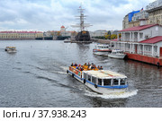 Russia, St. Petersburg. 11,10,2013  Restaurant "Flying Dutchman" and  Boat ship on the Neva. Редакционное фото, фотограф Анна Кривицкая / Фотобанк Лори