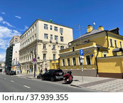Пятницкая улица летом, дома 47 строение 2 и 47 строение 1. Россия, город Москва (2022 год). Редакционное фото, фотограф Овчинникова Ирина / Фотобанк Лори