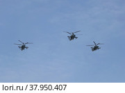 Группа разведывательно-ударных вертолетов Ка-52 "Аллигатор" (Hokum B) в небе над Москвой во время генеральной репетиции парада, посвященного 77-летию Победы в Великой Отечественной войне (2022 год). Редакционное фото, фотограф Free Wind / Фотобанк Лори
