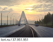 Bugrinskij bridge road at sunrise. Стоковое фото, фотограф ArhSib / Фотобанк Лори
