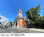 Москва, улица Пятницкая. Храм с колокольней Живоначальной Троицы в Вишняках (2022 год). Редакционное фото, фотограф Овчинникова Ирина / Фотобанк Лори