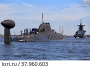 Многоцелевая атомная подводная лодка Северного флота "Вепрь" в акватории Кронштадта (2022 год). Редакционное фото, фотограф Роман Рожков / Фотобанк Лори
