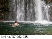 Man swims at the waterfall (2014 год). Редакционное фото, фотограф Марина Шабардина / Фотобанк Лори