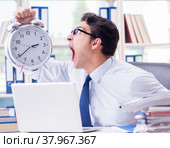 Businessman missing deadline for deliverables in office. Стоковое фото, фотограф Elnur / Фотобанк Лори