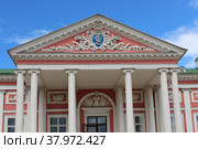 Вензель графа П.Б. Шереметева на фронтоне дворца в музее-усадьбе "Кусково". Москва (2017 год). Редакционное фото, фотограф Елена Орлова / Фотобанк Лори