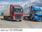 Trucks in the parking lot. Стоковое фото, фотограф Юрий Бизгаймер / Фотобанк Лори