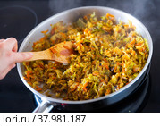 Stewed cabbage in pan on electric stove. Стоковое фото, фотограф Яков Филимонов / Фотобанк Лори
