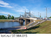 Староволжский мост и набережная реки Волги. Тверь, Россия (2022 год). Редакционное фото, фотограф Анна Карасева / Фотобанк Лори
