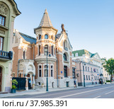 Особняк Кекушевой. Улица Остоженка, дом 21. Летний вечер. Москва. Россия (2022 год). Редакционное фото, фотограф E. O. / Фотобанк Лори