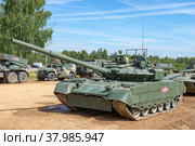 Российский танк Т-80БВМ крупным планом, Алабино (2020 год). Редакционное фото, фотограф Анна Карасева / Фотобанк Лори