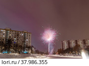 Новогодний салют во дворе зимой в городе (2022 год). Стоковое фото, фотограф Алексей Чеботарев / Фотобанк Лори