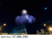 Праздничный салют 9 мая ко Дню Победы в Москве (2022 год). Стоковое фото, фотограф Алексей Чеботарев / Фотобанк Лори