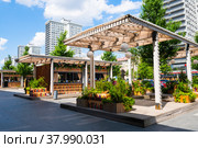 Улица Новый Арбат. Солнечный летний день. Москва. Россия (2022 год). Редакционное фото, фотограф E. O. / Фотобанк Лори