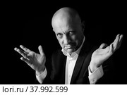 Мужчина разводит руки в сторону, жест сожаления. Стоковое фото, фотограф Виталий Михайлюк / Фотобанк Лори
