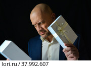 Мужчина открыл подарок, эмоции. Сюрприз для мужчины. Стоковое фото, фотограф Виталий Михайлюк / Фотобанк Лори