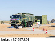 Волгоградская область, Средняя Ахтуба, Россия. Военная авиация, машина управления на шасси автомобиля КАМАЗ и беспилотные летательные аппараты Орлан-10 и Элерон – 3СВ  на выставке. (2021 год). Редакционное фото, фотограф Андрей Цыганков / Фотобанк Лори