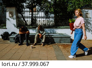 Москва. Жанровое фото. Прохожая и малоимущие на улице города. Moscow. Feature photo. Passerby and the poor on the street of the city (2022 год). Редакционное фото, фотограф Смольников Виталий / Фотобанк Лори