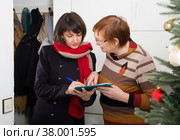 Mature woman answering questions of female interviewer at home. Стоковое фото, фотограф Яков Филимонов / Фотобанк Лори