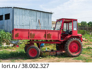 Городищенский район, Волгоградская область, Россия. Старый колёсный трактор Т-16, тракторное шасси, редкий образец, ремонтируется на ферме. (2021 год). Редакционное фото, фотограф Андрей Цыганков / Фотобанк Лори