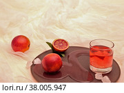 Лимонад с соком красного апельсина, красные апельсины, колотый лёд, разлитый сок. Стоковое фото, фотограф Татьяна Бакуменко / Фотобанк Лори